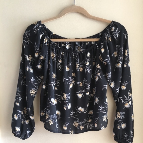 Forever 21 Tops - Floral Long Sleeve🖤💛